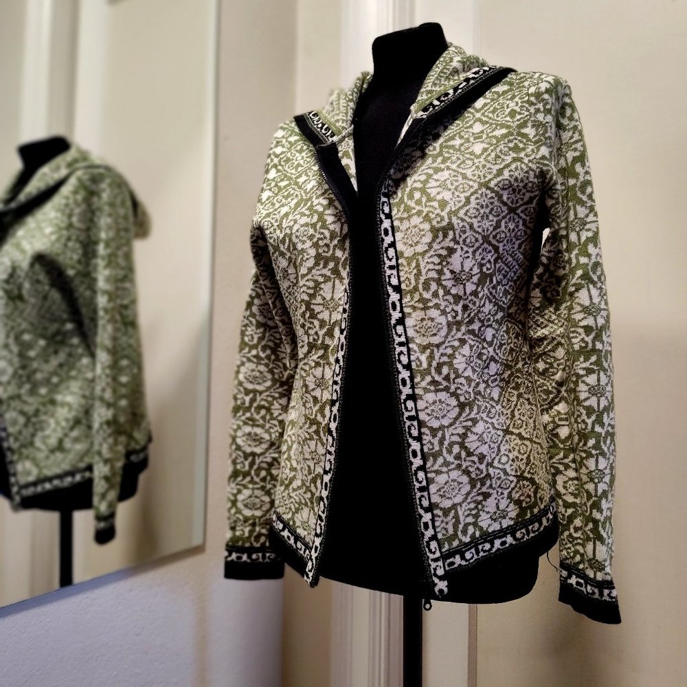 Beautiful Icelandic wool zip up hoodie sweater